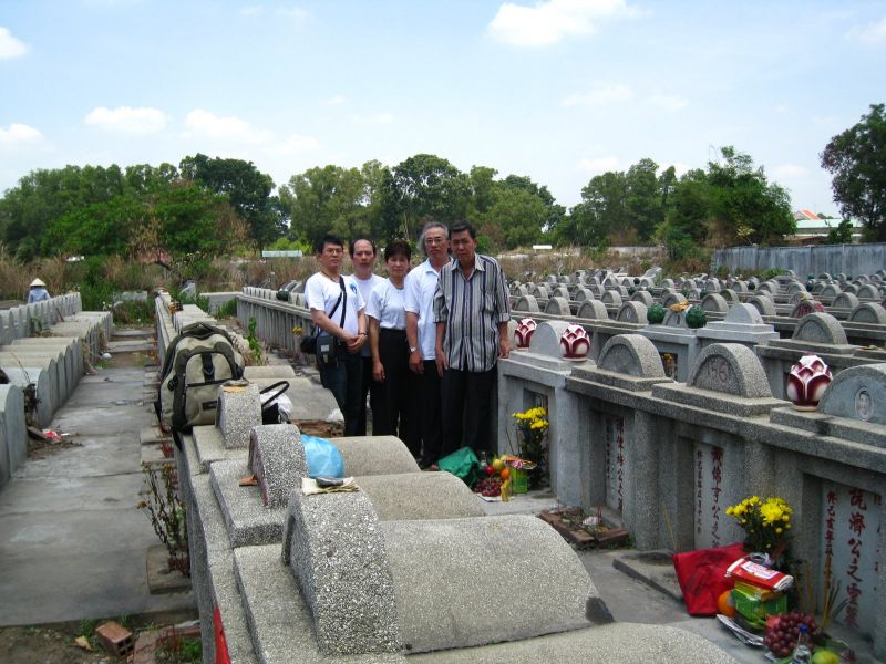 HLV Trương Anh Tuấn (VĐ Đại Nghĩa - Ba Lan) bên mộ Sư tổ & Sư tổ mẫu, trong chuyến về thăm VN